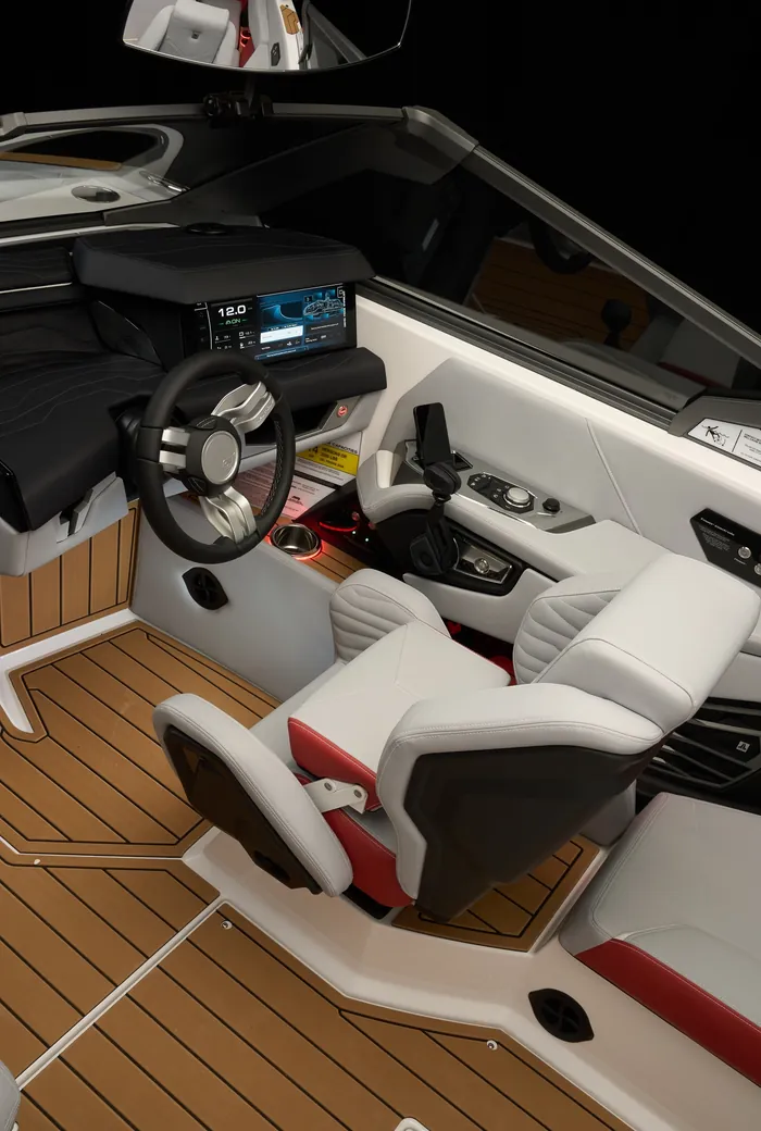 Super Air Nautique G21, at the helm