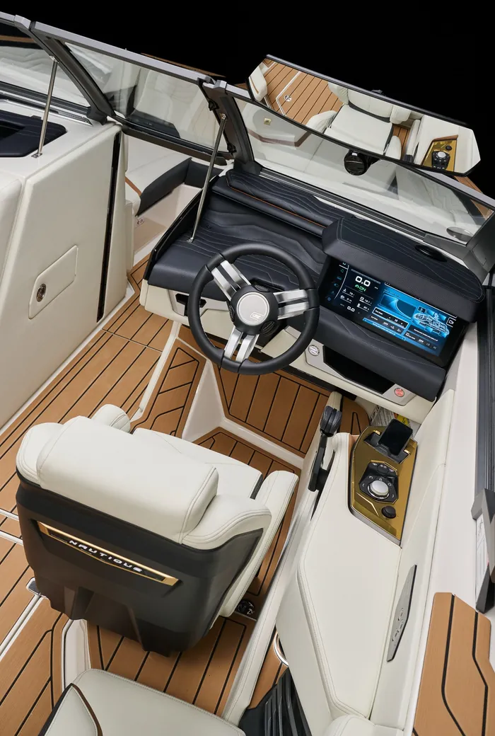 Super Air Nautique G23, at the helm