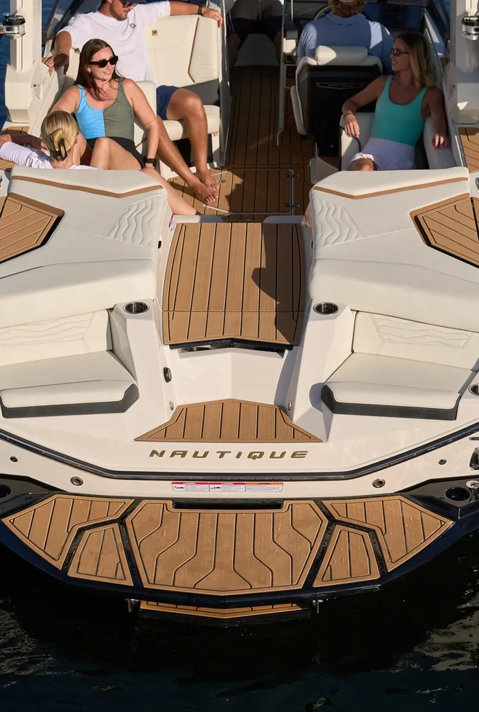 Super Air Nautique G23, surf-ready stern