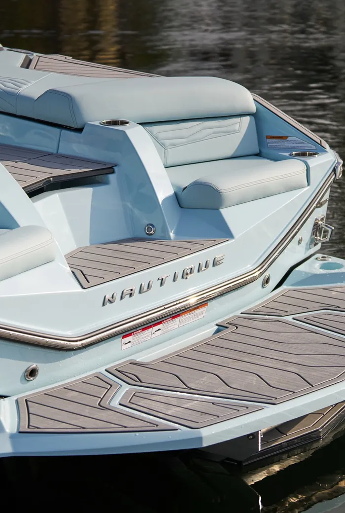 Super Air Nautique G25, surf-ready stern