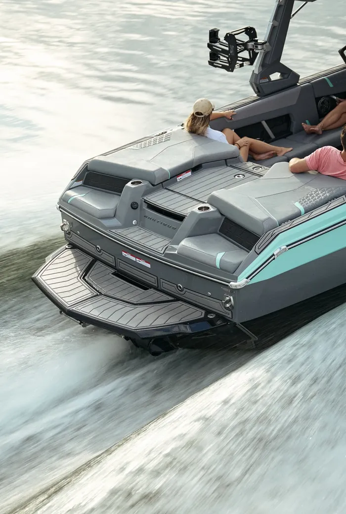 Super Air Nautique GS22, surf-ready stern