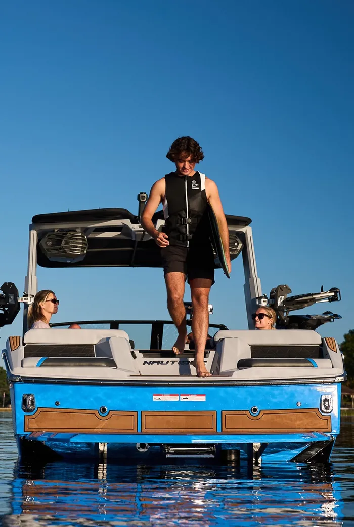 Super Air Nautique GS24, surf-ready stern