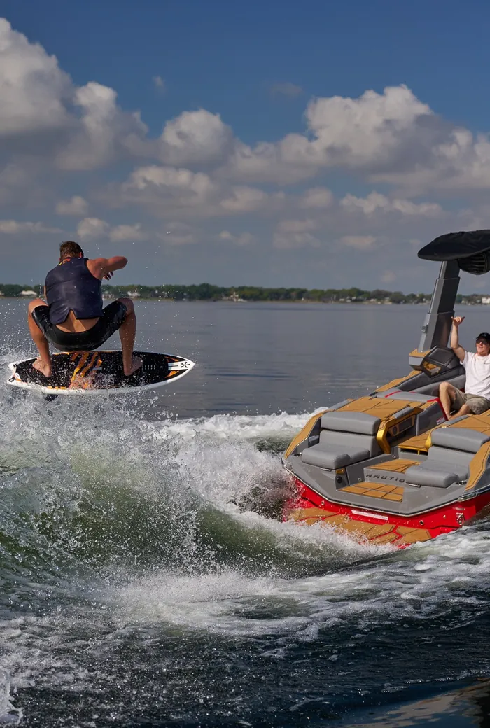 Super Air Nautique G23 Paragon, surf-ready stern