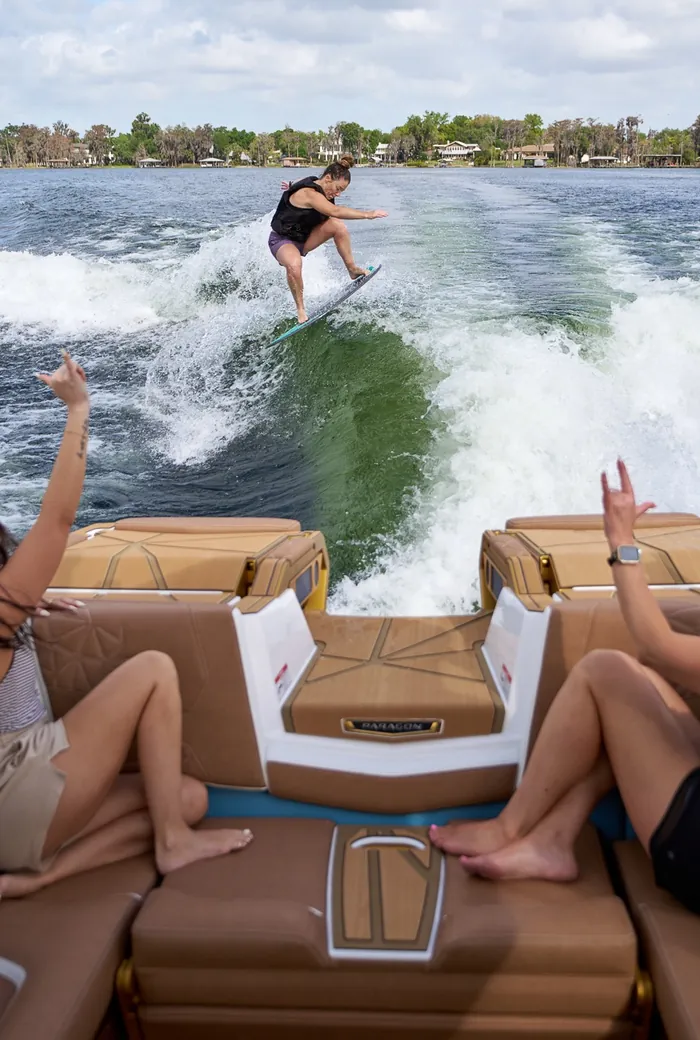 Super Air Nautique G25 Paragon, surf-ready stern