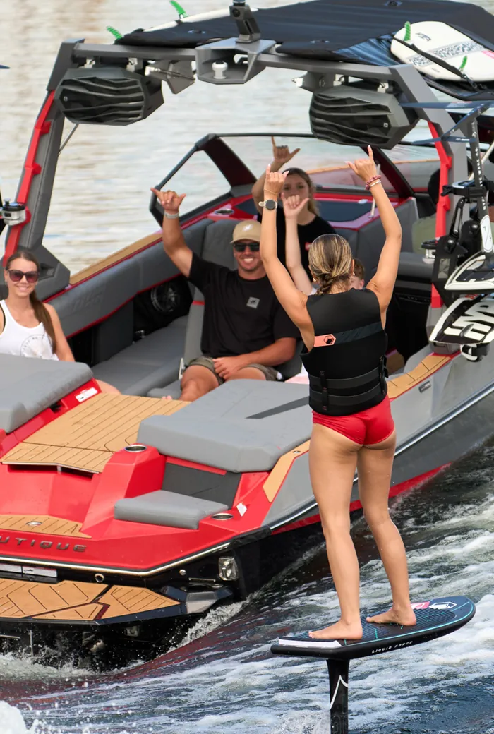 Super Air Nautique S23, surf-ready stern