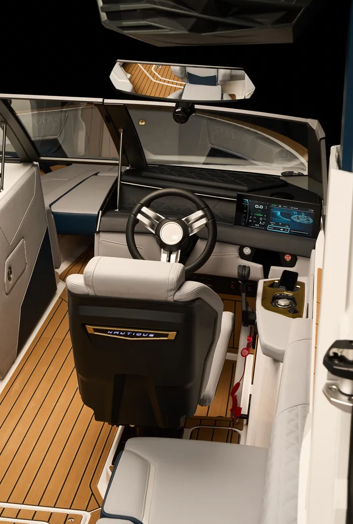 Super Air Nautique S25, at the helm