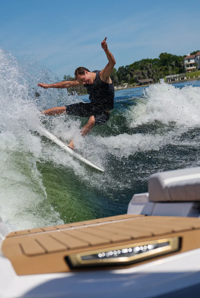 Super Air Nautique S25, surf-ready stern